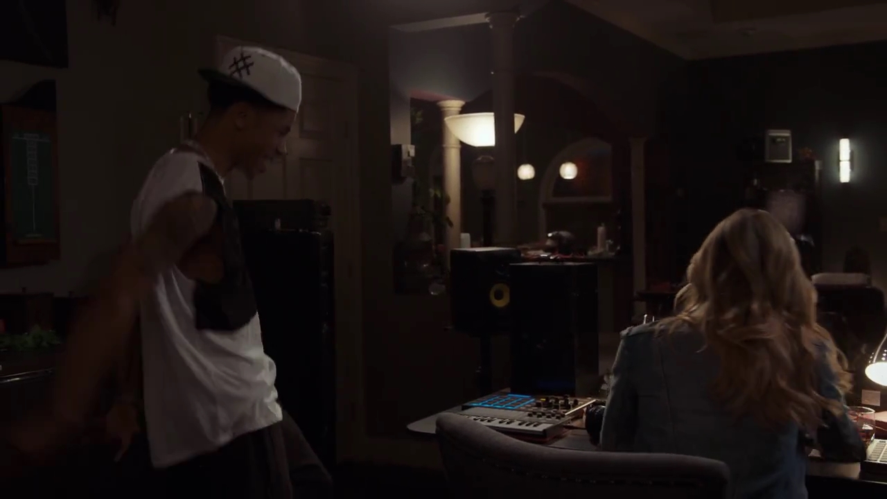 Ashley-Greene-dot-nl_StepUpHighWater2x06-1481.jpg