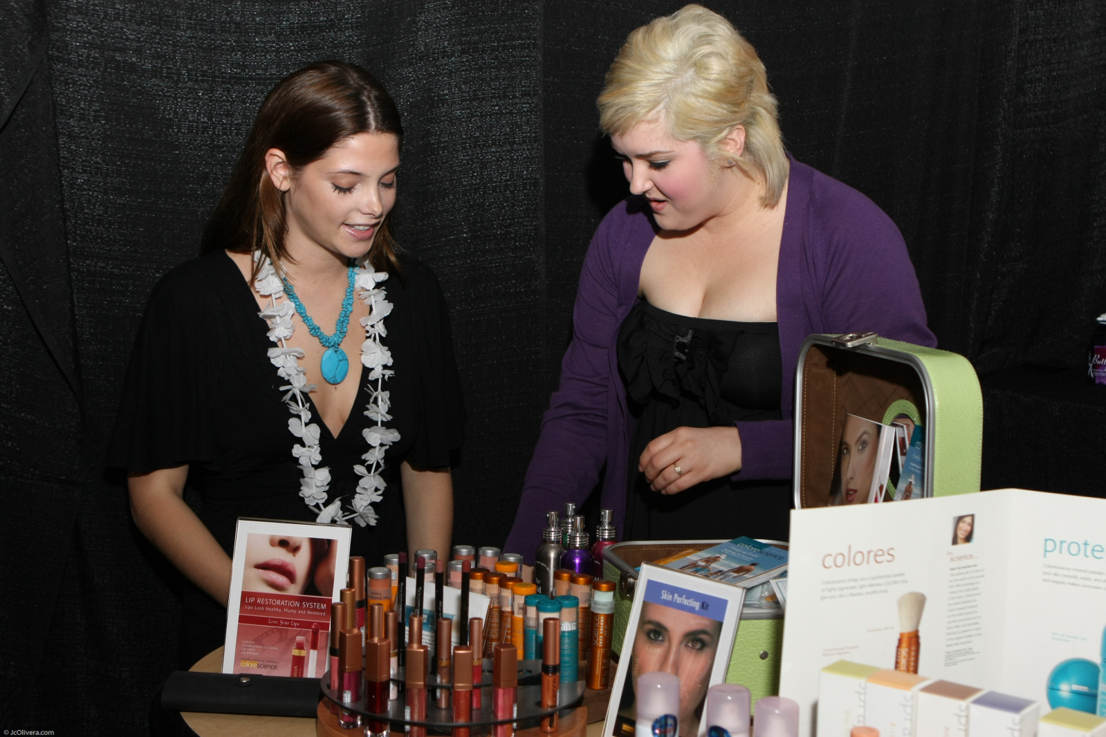 Ashley_SRSL_EmmyGiftingSuite008.jpg Ashley_SRSL_EmmyGiftingSuite008.jpg