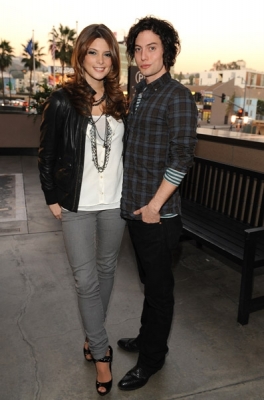 Ashley_ParamoreIn-StorePerformanceforTwilightatHotTopic002.jpg