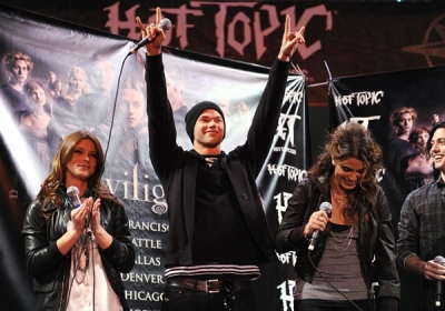 Ashley_ParamoreIn-StorePerformanceforTwilightatHotTopic003.jpg