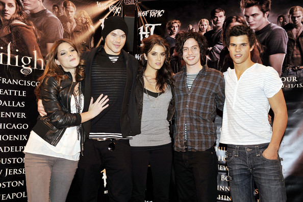 Ashley_ParamoreIn-StorePerformanceforTwilightatHotTopic009.jpg Ashley_ParamoreIn-StorePerformanceforTwilightatHotTopic009.jpg