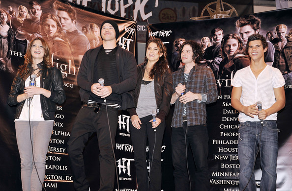 Ashley_ParamoreIn-StorePerformanceforTwilightatHotTopic010.jpg Ashley_ParamoreIn-StorePerformanceforTwilightatHotTopic010.jpg