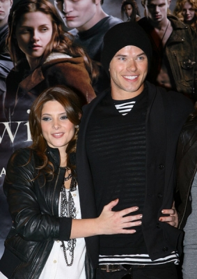 Ashley_ParamoreIn-StorePerformanceforTwilightatHotTopic023.jpg