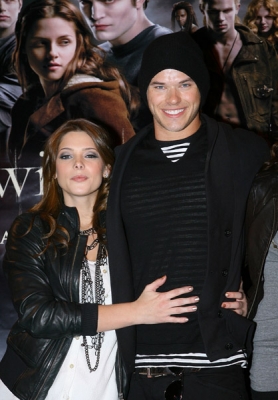 Ashley_ParamoreIn-StorePerformanceforTwilightatHotTopic024.jpg