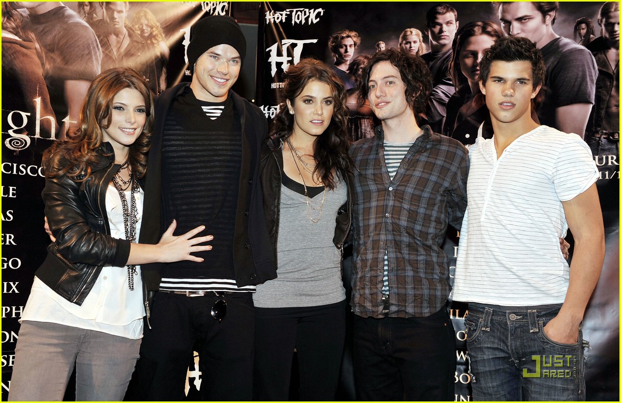 Cast_ParamoreIn-StorePerformanceforTwilightatHotTopic005.jpg Cast_ParamoreIn-StorePerformanceforTwilightatHotTopic005.jpg