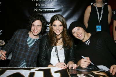 Cast_ParamoreIn-StorePerformanceforTwilightatHotTopic010.jpg