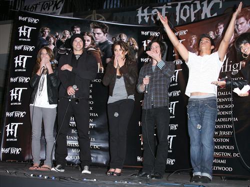 Cast_ParamoreIn-StorePerformanceforTwilightatHotTopic018.jpg Cast_ParamoreIn-StorePerformanceforTwilightatHotTopic018.jpg