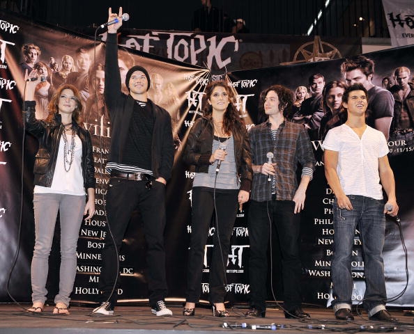 Cast_ParamoreIn-StorePerformanceforTwilightatHotTopic025.jpg Cast_ParamoreIn-StorePerformanceforTwilightatHotTopic025.jpg