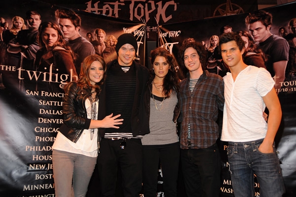 Cast_ParamoreIn-StorePerformanceforTwilightatHotTopic029.jpg Cast_ParamoreIn-StorePerformanceforTwilightatHotTopic029.jpg