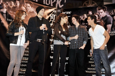 Ashley_ParamoreIn-StorePerformanceforTwilightatHotTopic008.jpg