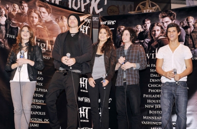 Ashley_ParamoreIn-StorePerformanceforTwilightatHotTopic010.jpg