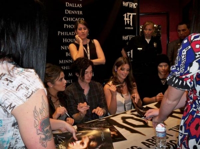Ashley_ParamoreIn-StorePerformanceforTwilightatHotTopic027.jpg
