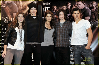 Cast_ParamoreIn-StorePerformanceforTwilightatHotTopic001.jpg