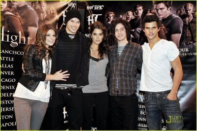 Cast_ParamoreIn-StorePerformanceforTwilightatHotTopic009.jpg