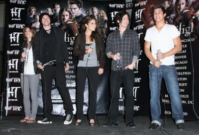 Cast_ParamoreIn-StorePerformanceforTwilightatHotTopic020.jpg