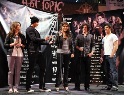 Cast_ParamoreIn-StorePerformanceforTwilightatHotTopic022.jpg