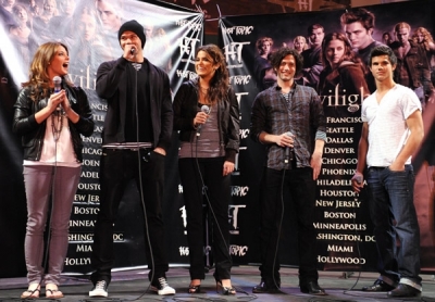 Cast_ParamoreIn-StorePerformanceforTwilightatHotTopic023.jpg