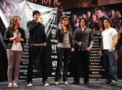 Cast_ParamoreIn-StorePerformanceforTwilightatHotTopic024.jpg