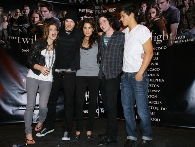 Cast_ParamoreIn-StorePerformanceforTwilightatHotTopic027.jpg