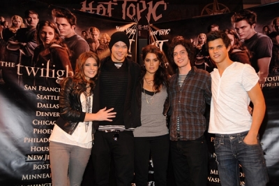 Cast_ParamoreIn-StorePerformanceforTwilightatHotTopic029.jpg