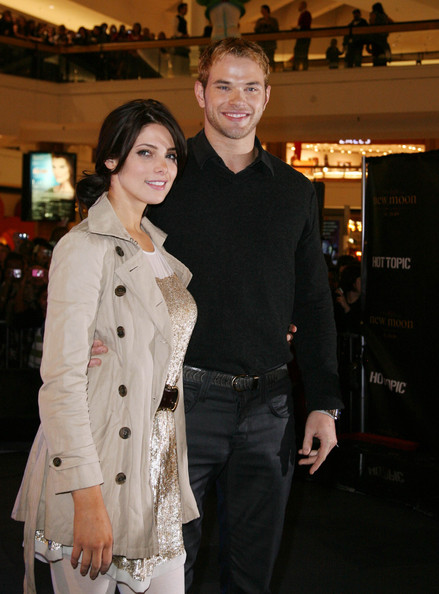 NewMoonCastTouratHotTopicChicago001.jpg NewMoonCastTouratHotTopicChicago001.jpg