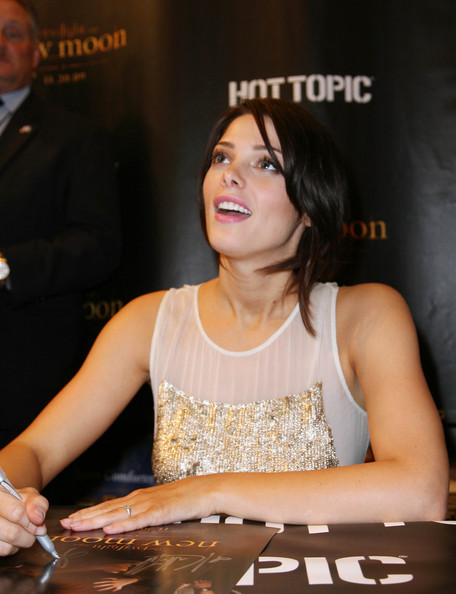 NewMoonCastTouratHotTopicChicago002.jpg NewMoonCastTouratHotTopicChicago002.jpg