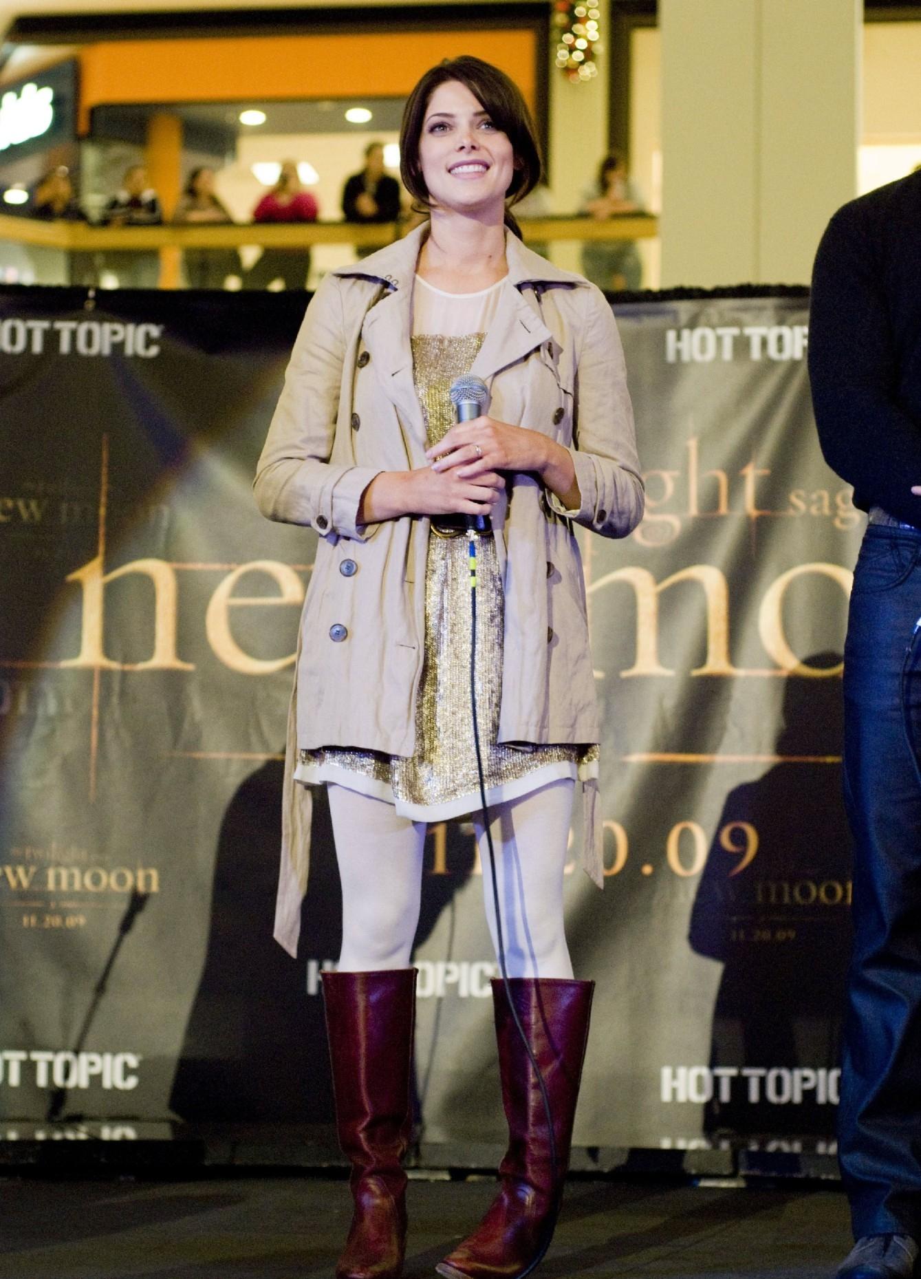 NewMoonCastTouratHotTopicChicago014.jpg NewMoonCastTouratHotTopicChicago014.jpg