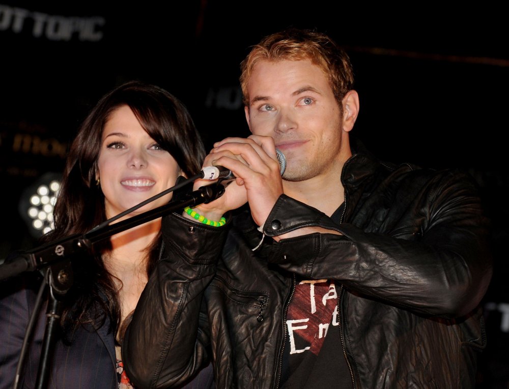 NewMoonCastTourHotTopic017.jpg NewMoonCastTourHotTopic017.jpg