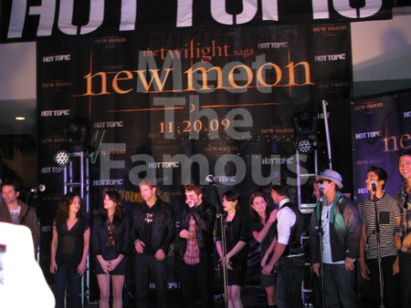 NewMoonCastTourHotTopic020.jpg NewMoonCastTourHotTopic020.jpg