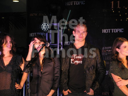 NewMoonCastTourHotTopic022.jpg NewMoonCastTourHotTopic022.jpg