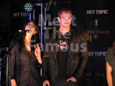 NewMoonCastTourHotTopic023.jpg NewMoonCastTourHotTopic023.jpg