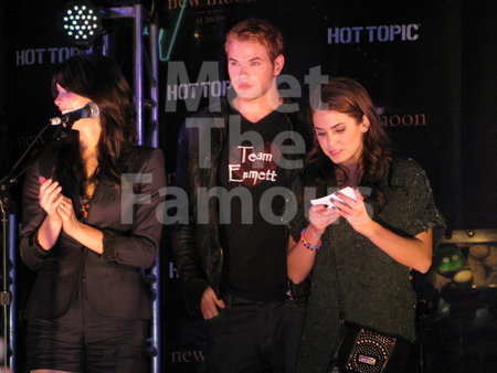 NewMoonCastTourHotTopic025.jpg NewMoonCastTourHotTopic025.jpg