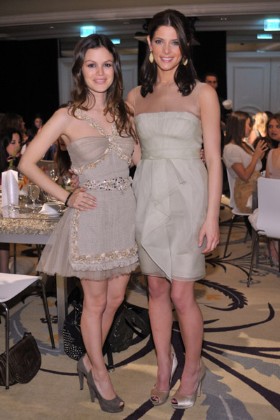 9thAnnualAwardsSeasonDiamondFashionShowPreview081.jpg