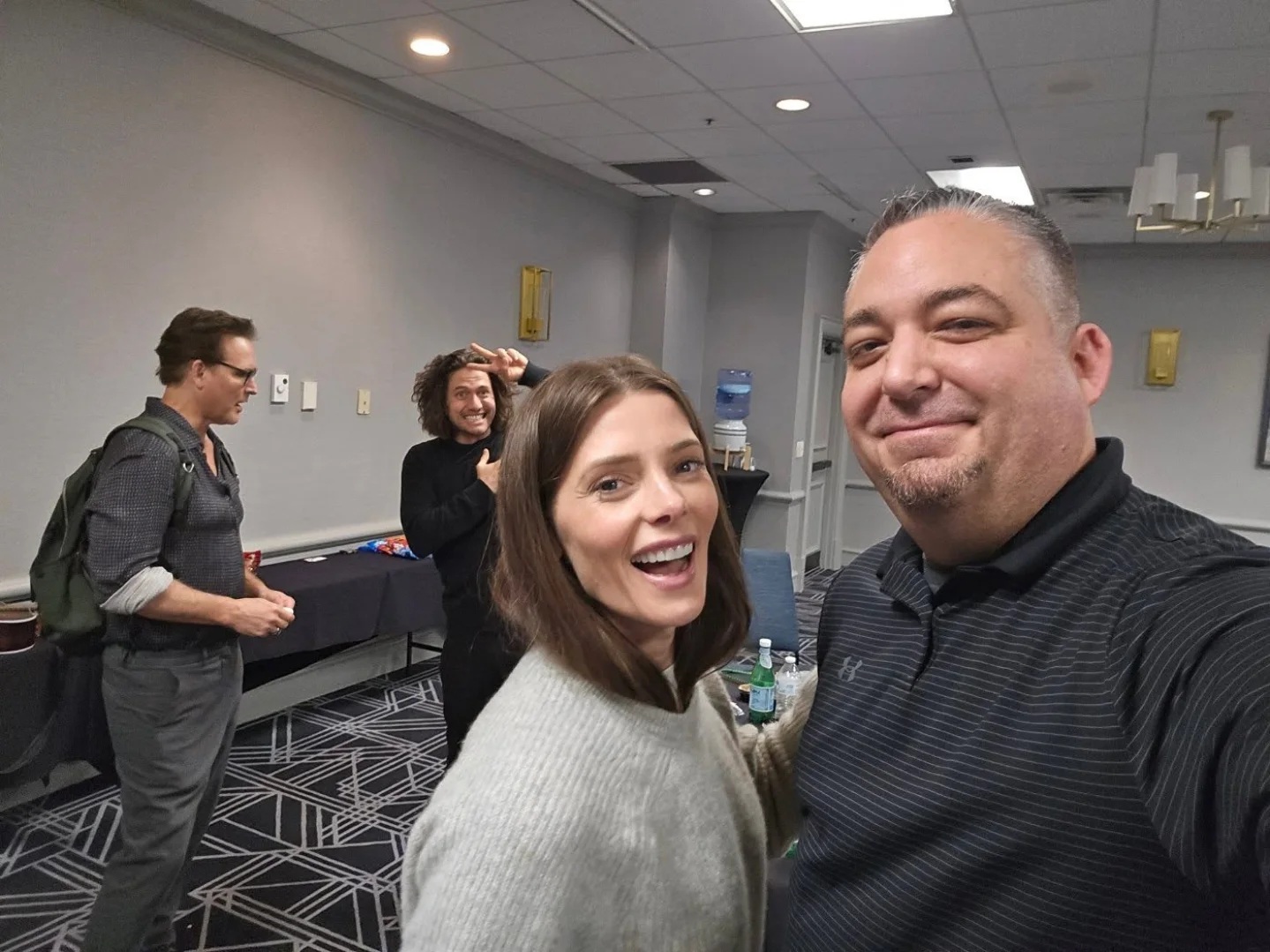 backstage001.jpg backstage001.jpg