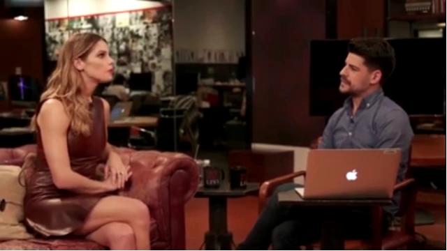Ashley-Greene-dot_nl-6april2016HuffPostLive0744.jpg