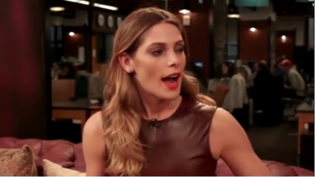 Ashley-Greene-dot_nl-6april2016HuffPostLive0759.jpg