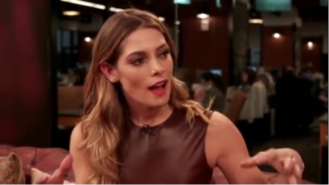 Ashley-Greene-dot_nl-6april2016HuffPostLive0778.jpg
