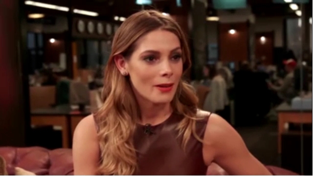 Ashley-Greene-dot_nl-6april2016HuffPostLive0785.jpg