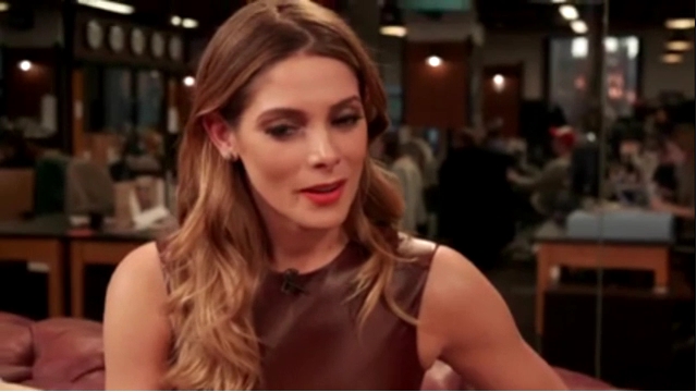 Ashley-Greene-dot_nl-6april2016HuffPostLive0789.jpg