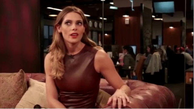 Ashley-Greene-dot_nl-6april2016HuffPostLive0881.jpg
