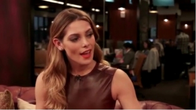 Ashley-Greene-dot_nl-6april2016HuffPostLive0431.jpg