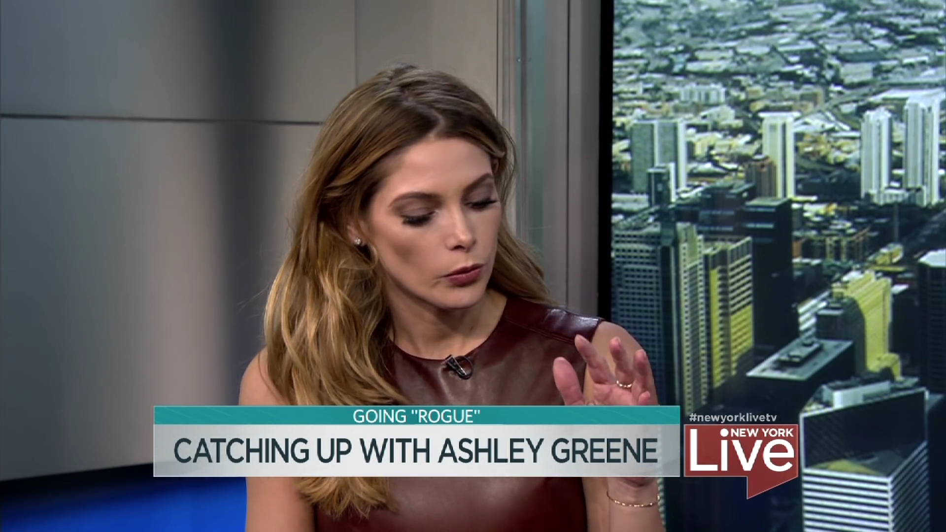 Ashley-Greene-dot_nl-6april2016HuffPostLive0056.jpg