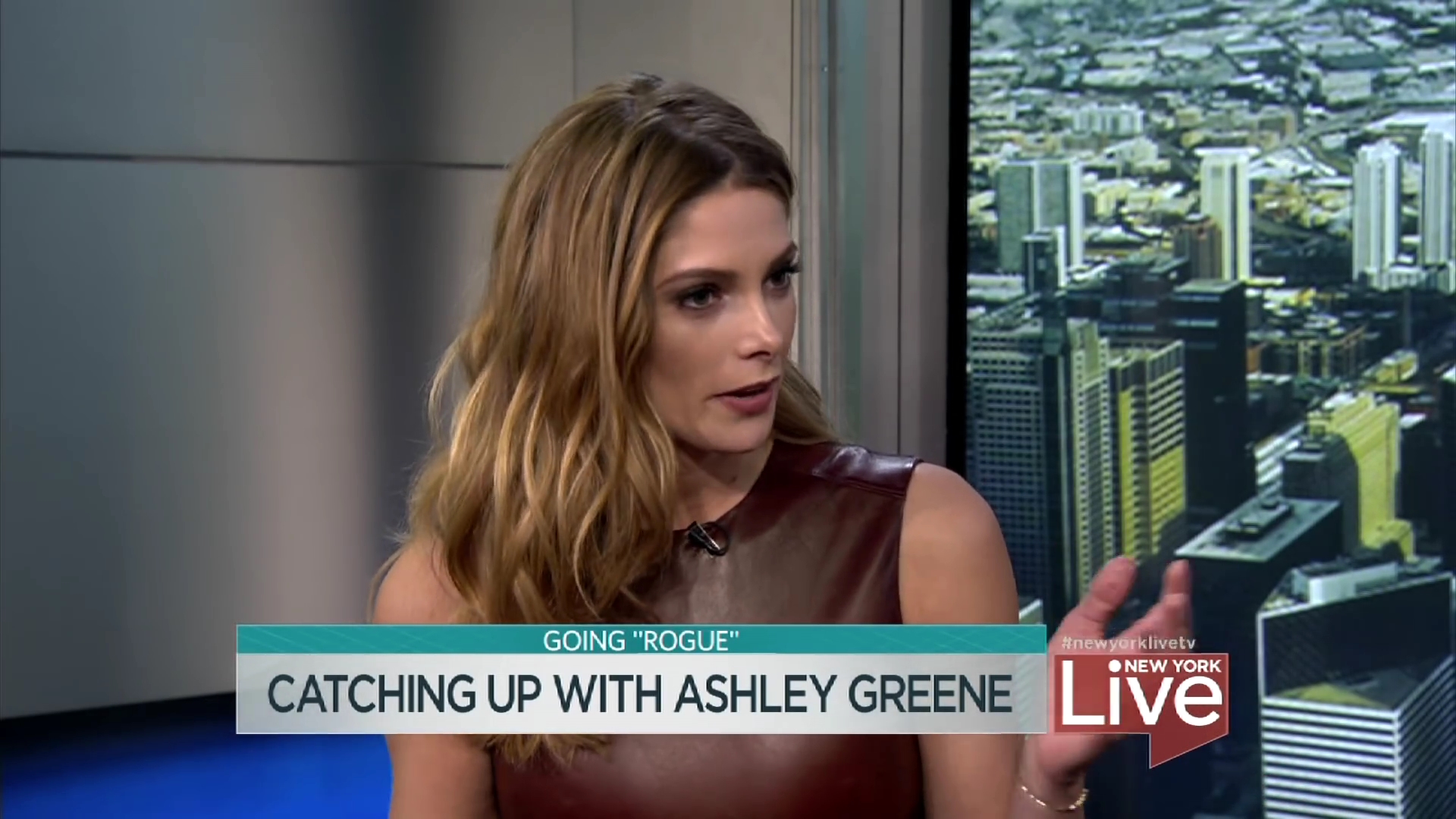Ashley-Greene-dot_nl-6april2016HuffPostLive0111.jpg