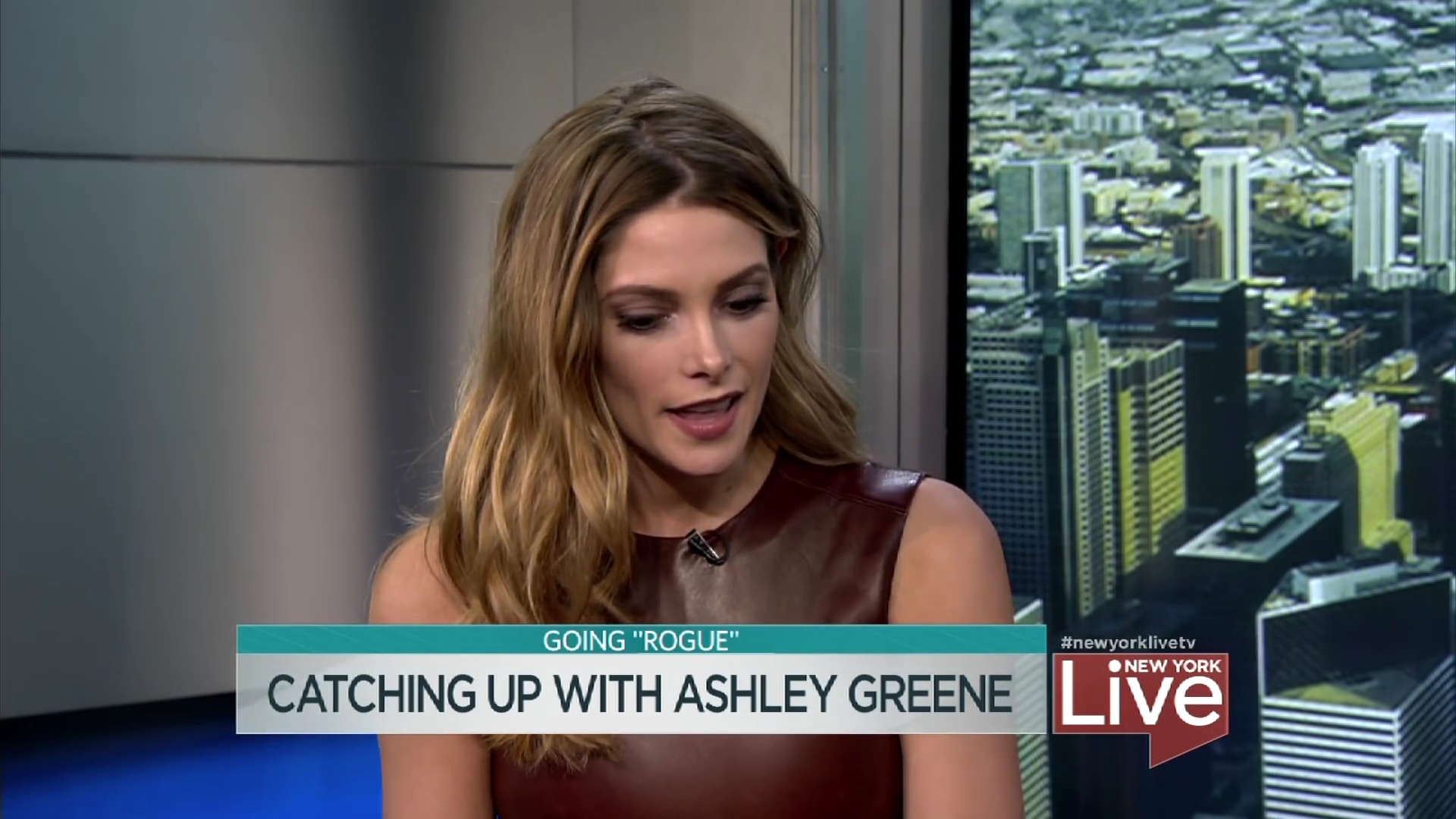 Ashley-Greene-dot_nl-6april2016HuffPostLive0113.jpg