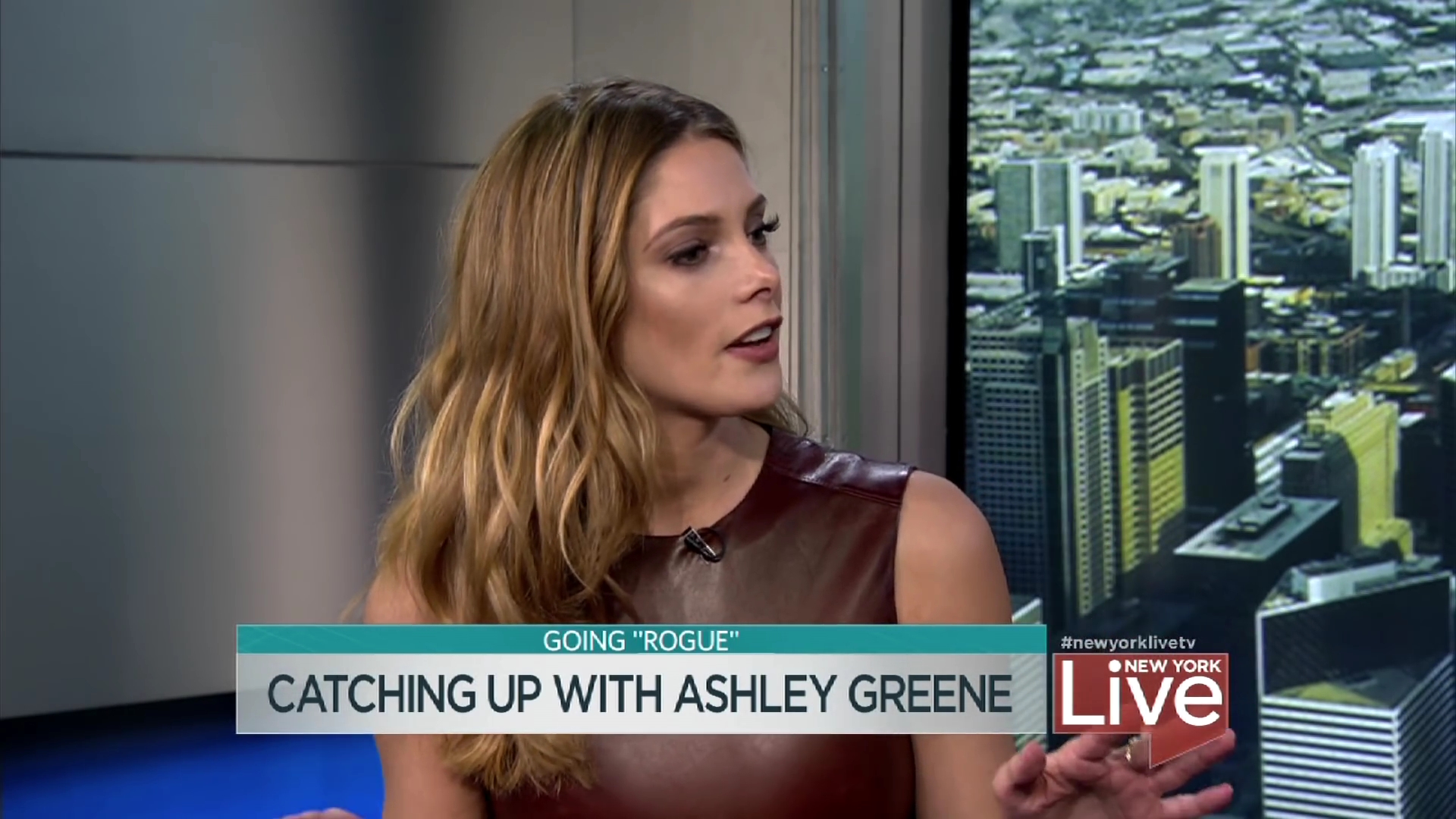 Ashley-Greene-dot_nl-6april2016HuffPostLive0115.jpg
