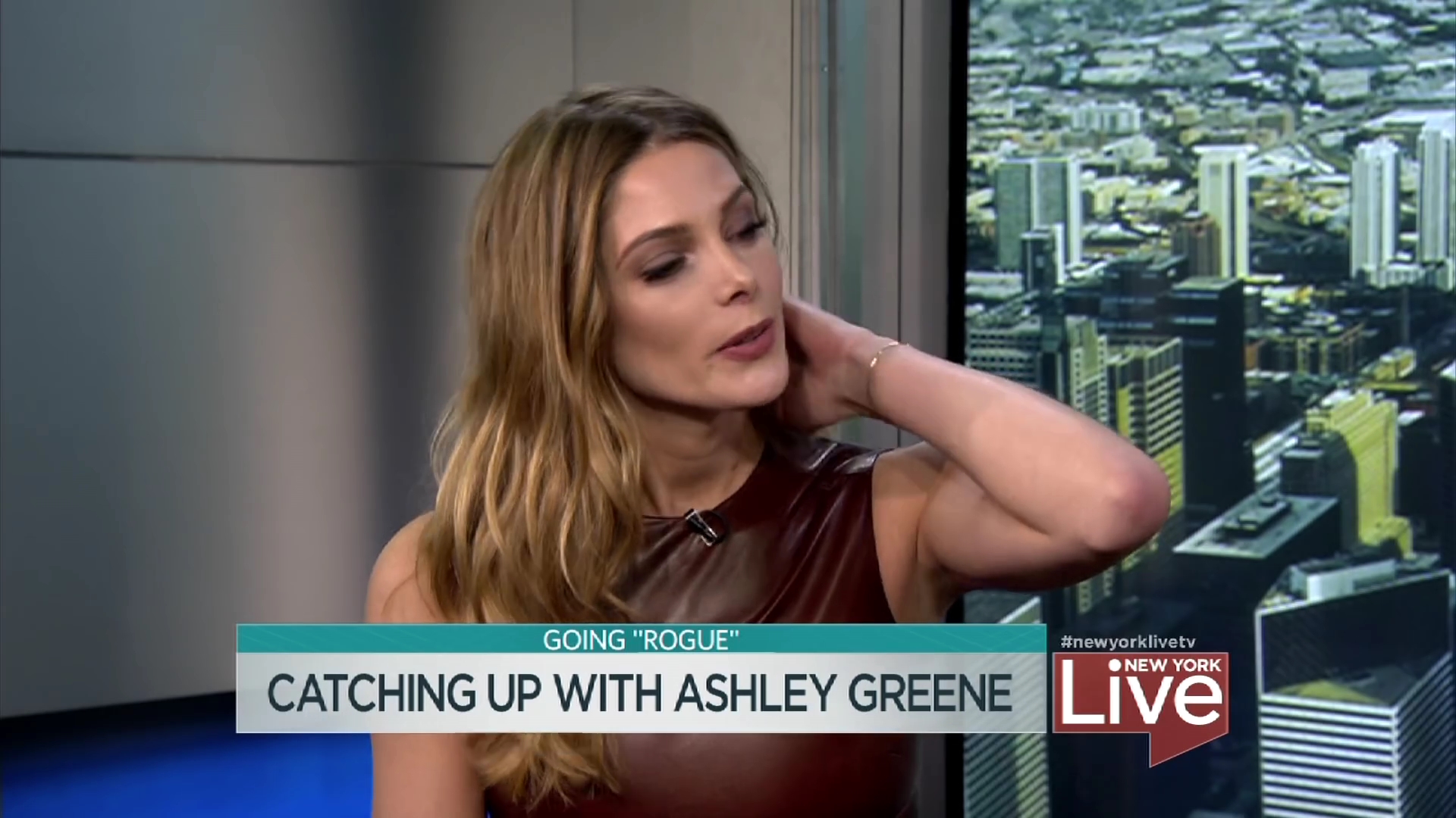 Ashley-Greene-dot_nl-6april2016HuffPostLive0147.jpg