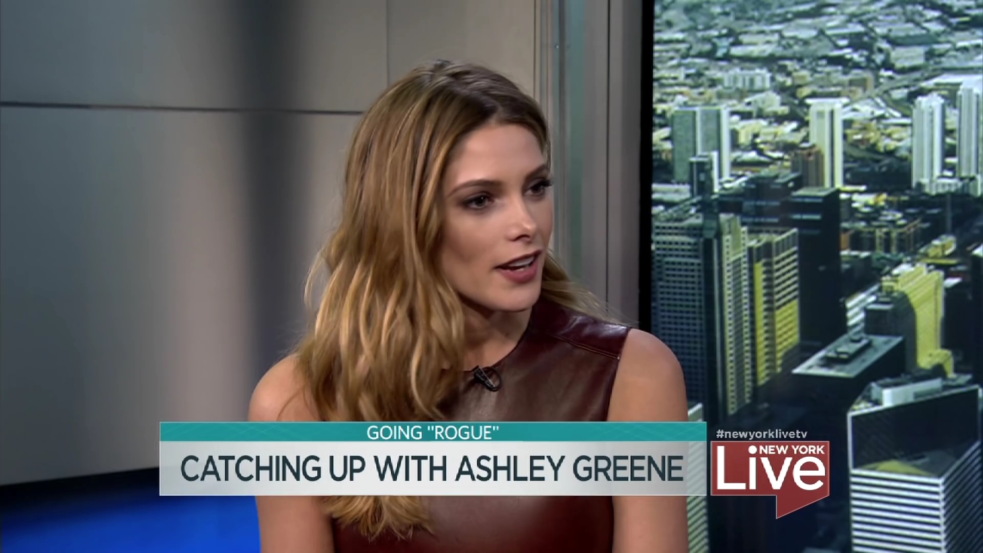 Ashley-Greene-dot_nl-6april2016HuffPostLive0152.jpg