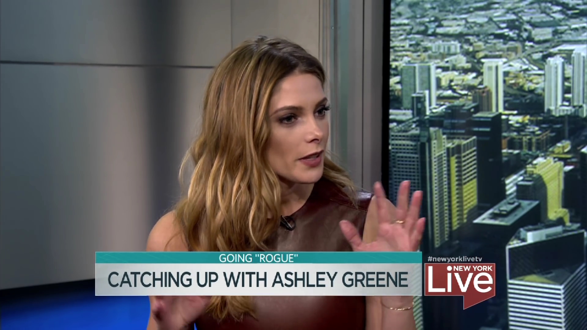 Ashley-Greene-dot_nl-6april2016HuffPostLive0155.jpg