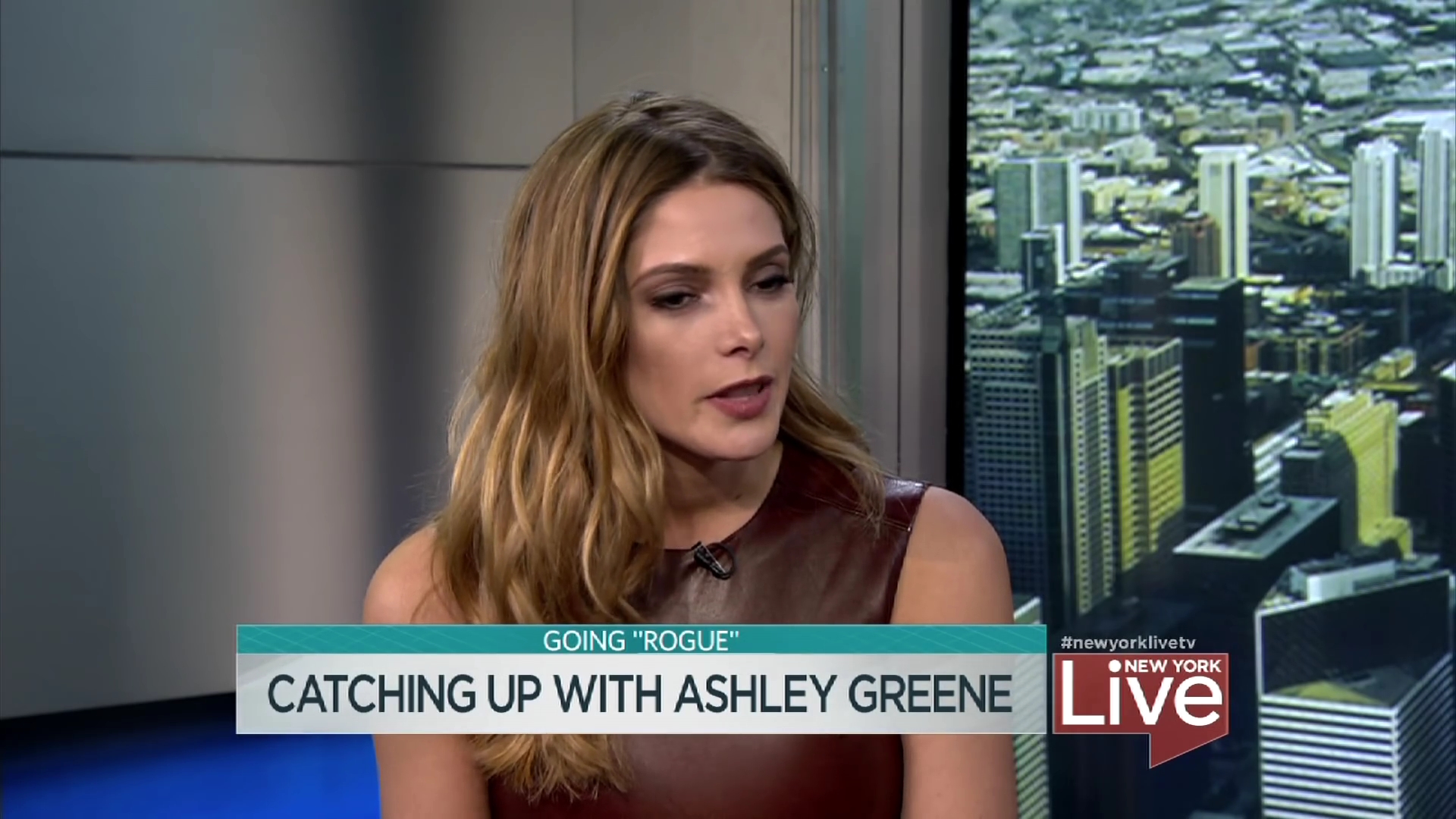 Ashley-Greene-dot_nl-6april2016HuffPostLive0158.jpg