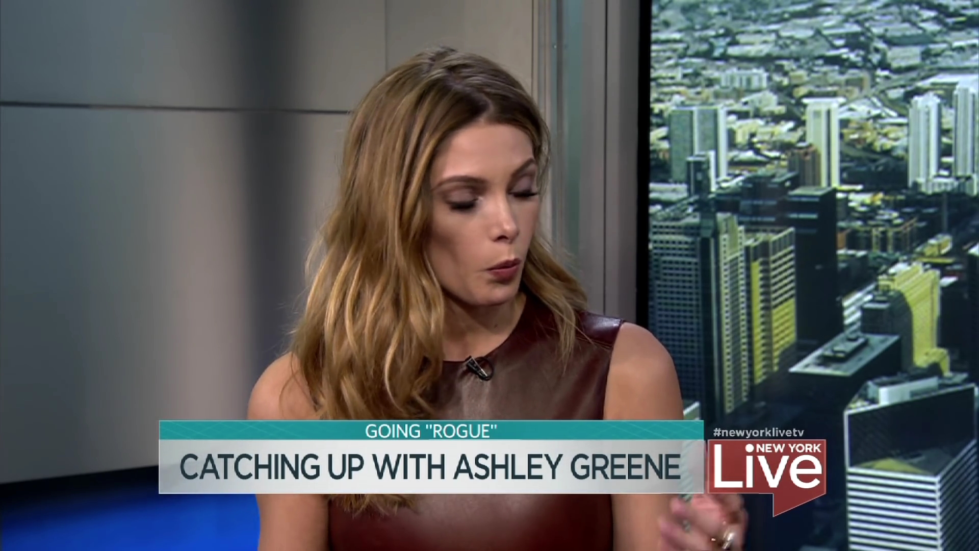 Ashley-Greene-dot_nl-6april2016HuffPostLive0161.jpg